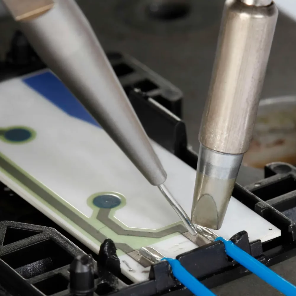 Anlötens eine Kabels mittels Roboterkolbenlöten