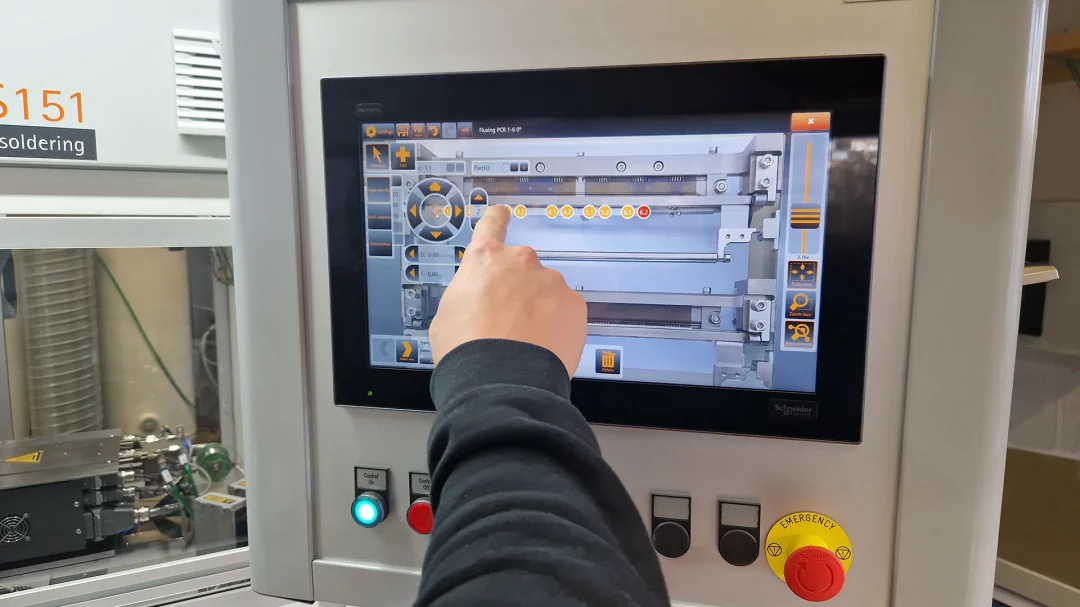 Intuitive Bedienung einer Miniwellen-Lötanlage von EUTECT