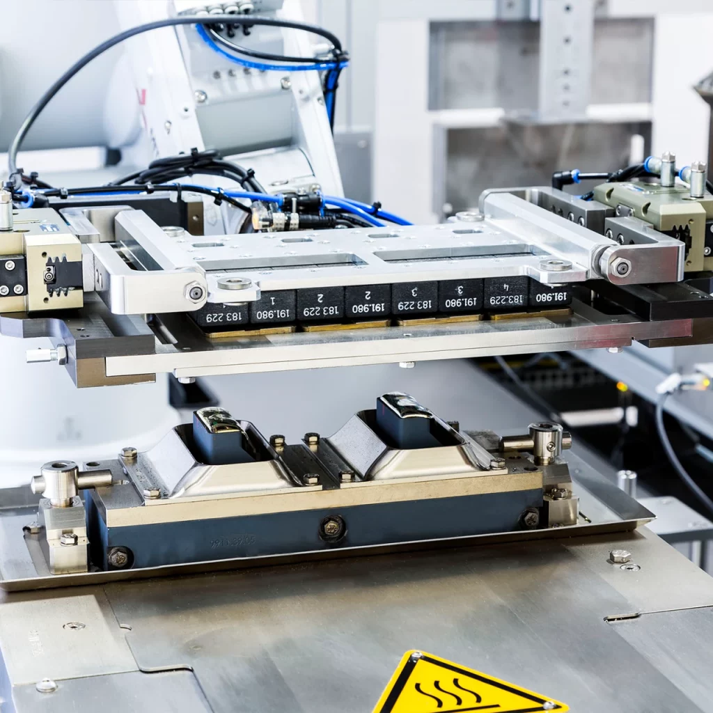 Satellitenträger über Minilötwelle mit Doppeldüse Bild