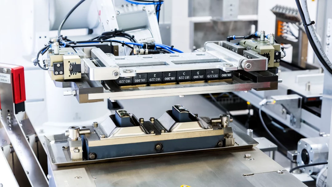 Satellitenträger über Minilötwelle mit Doppeldüse Bild