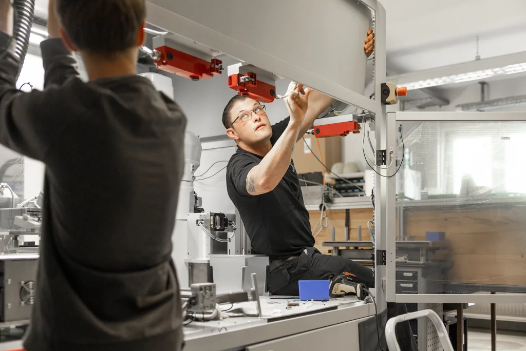 Mitarbeiter bei der Durchischt einer Cradle-to-Cradle-Anlage